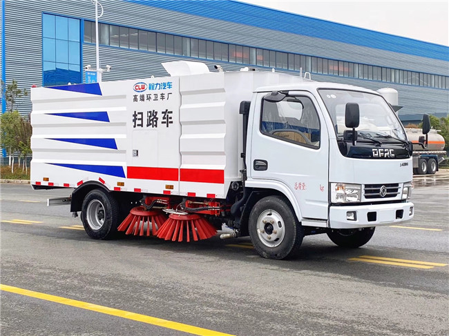 國五東風(fēng)多利卡掃路車帶副發(fā)